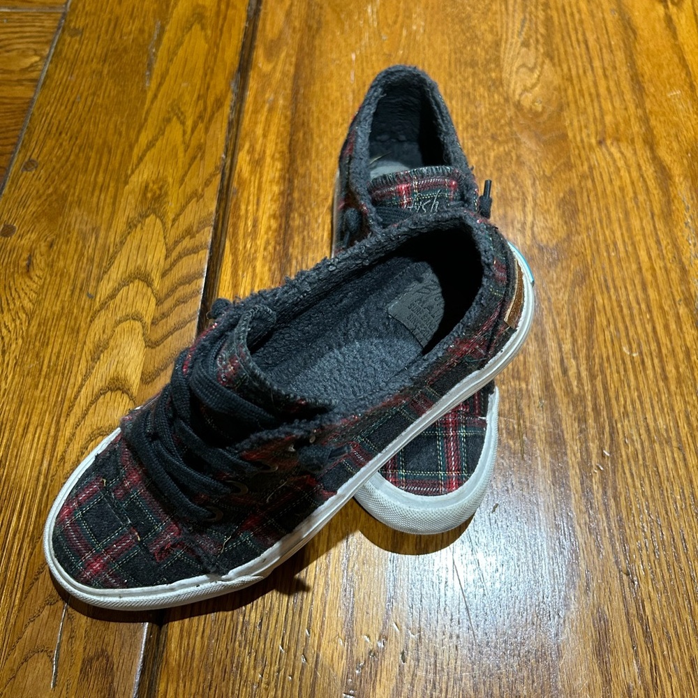 Blowfish plaid size 7 sneakers. Inside lining great for cooler weather - Picture 5 of 7